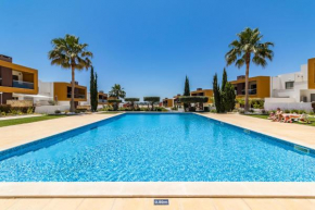 Contemporary 4 Bedroom Apartment in Vale de Parra